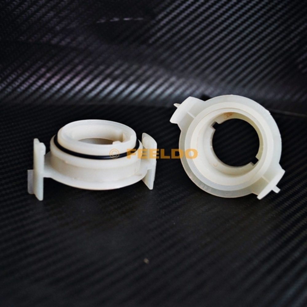 Picture of Car Bulbs Socket Adapter For BMW E46 3-Series(Type2) D2S HID Xenon Bulb Low Beam Installation
